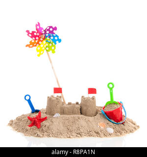 Vacanza in famiglia con i giocattoli in estate spiaggia isolata su sfondo bianco Foto Stock