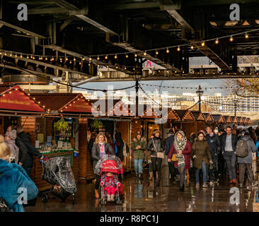 Southbank mercato invernale (Mercatino di Natale) sotto il ponte a Hungerford, Londra, Regno Unito. Foto Stock
