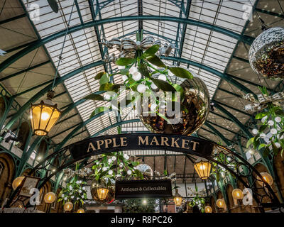 Apple mercato segno e le decorazioni di Natale al Covent Garden di Londra, Regno Unito. Foto Stock