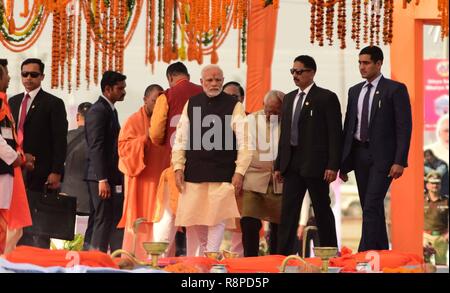 Di Allahabad, India. Xvi Dec, 2018. Il primo ministro Narendra Modi di arrivare a offrire la preghiera durante la loro visita a Kumbh regione nel credito di Allahabad: Prabhat Kumar Verma/Pacific Press/Alamy Live News Foto Stock