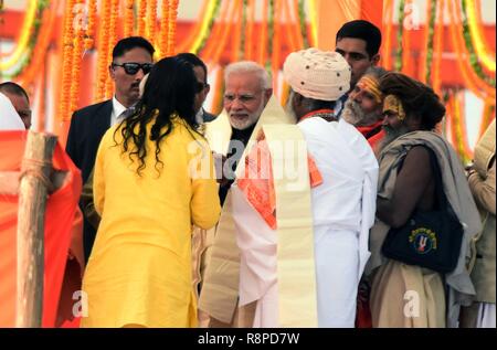 Di Allahabad, India. Xvi Dec, 2018. Il primo ministro Narendra Modi di soddisfare con sadhus durante la loro visita a Kumbh regione nel credito di Allahabad: Prabhat Kumar Verma/Pacific Press/Alamy Live News Foto Stock