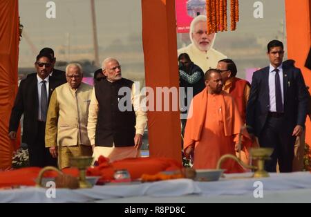 Di Allahabad, India. Xvi Dec, 2018. Il primo ministro Narendra Modi di arrivare a offrire la preghiera durante la loro visita a Kumbh regione nel credito di Allahabad: Prabhat Kumar Verma/Pacific Press/Alamy Live News Foto Stock