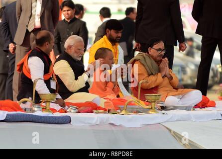 Di Allahabad, India. Xvi Dec, 2018. Il primo ministro Narendra Modi di arrivare a offrire la preghiera durante la loro visita a Kumbh regione nel credito di Allahabad: Prabhat Kumar Verma/Pacific Press/Alamy Live News Foto Stock