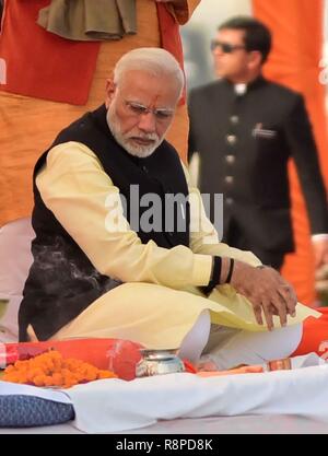 Di Allahabad, India. Xvi Dec, 2018. Il primo ministro Narendra Modi offrono la preghiera durante la loro visita a Kumbh regione nel credito di Allahabad: Prabhat Kumar Verma/Pacific Press/Alamy Live News Foto Stock