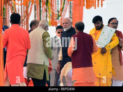 Di Allahabad, India. Xvi Dec, 2018. Il primo ministro Narendra Modi di soddisfare con sadhus durante la loro visita a Kumbh regione nel credito di Allahabad: Prabhat Kumar Verma/Pacific Press/Alamy Live News Foto Stock