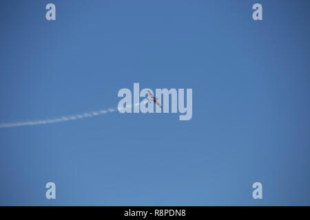 Piccolo aeroplano facendo acrobazie aeree in una mostra Foto Stock