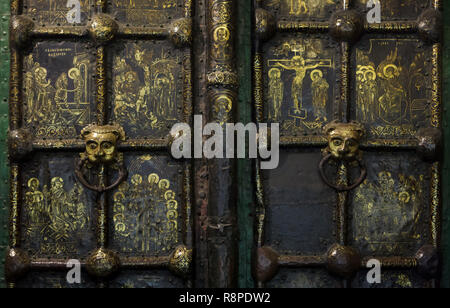 Dettaglio del Golden porte del Duomo della Natività della Theotokos (Rozhdestvensky Cattedrale) in Suzdal, Russia. La western porte della cattedrale di Suzdal risale al XIII secolo sono considerati uno dei capolavori del medioevo russo arti applicate. Foto Stock