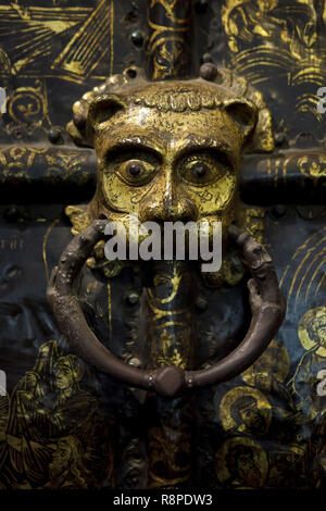 Paracolpi della Golden porte del Duomo della Natività della Theotokos (Rozhdestvensky Cattedrale) in Suzdal, Russia. La western porte della cattedrale di Suzdal risale al XIII secolo sono considerati uno dei capolavori del medioevo russo arti applicate. Foto Stock