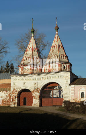 Porta Santa del monastero di deposizione della veste (Rizpolozhensky monastero) a Suzdal, Russia. La porta santa è stata costruita nel 1688 dagli architetti locali Ivan Mamin, Andrei Shmakov e Ivan Gryaznov il giovane. Foto Stock