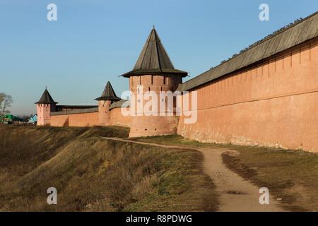 Medievale mura fortificate e torri di San Euthymius' Monastero a Suzdal, Russia. Foto Stock