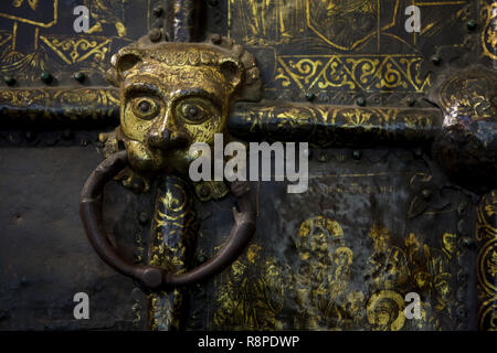 Paracolpi della Golden porte del Duomo della Natività della Theotokos (Rozhdestvensky Cattedrale) in Suzdal, Russia. La western porte della cattedrale di Suzdal risale al XIII secolo sono considerati uno dei capolavori del medioevo russo arti applicate. Foto Stock