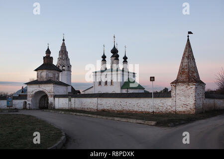 Alexandrovsky Monastero a Suzdal, Russia. Secondo la leggenda il monastero fu trovata da Saint Alexander Nevsky nel 1240. La Chiesa dell'Ascensione e la tenda-come la torre campanaria raffigurata nella foto sono state costruite nel 1695. Foto Stock