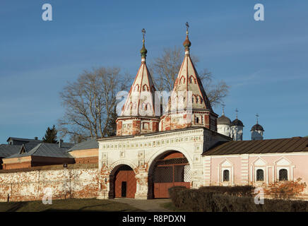 Porta Santa del monastero di deposizione della veste (Rizpolozhensky monastero) a Suzdal, Russia. La porta santa è stata costruita nel 1688 dagli architetti locali Ivan Mamin, Andrei Shmakov e Ivan Gryaznov il giovane. Foto Stock