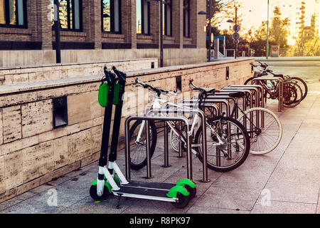 Biciclette e scooter elettrico parcheggiata in Zaragoza town in affitto. L'Europa,Spagna Foto Stock