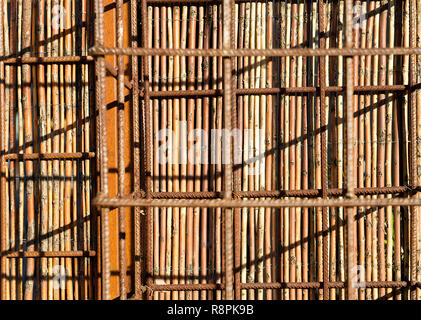 Barre di protezione su parete di bambù. forme quadrate Foto Stock