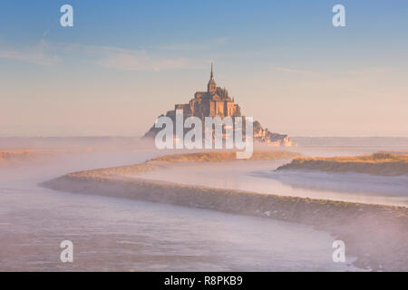 Le Mont Saint Michel in Normandia, Francia su una mattinata nebbiosa a sunrise. Foto Stock