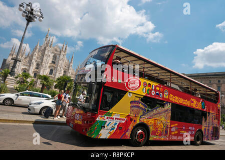 Streetview orizzontale di una gita in autobus di Milano, Italia. Foto Stock