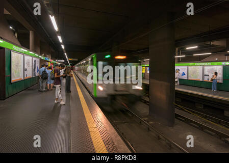 Vista orizzontale della Metropolitana di Milano, Italia. Foto Stock