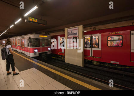 Vista orizzontale della Metropolitana di Milano, Italia. Foto Stock