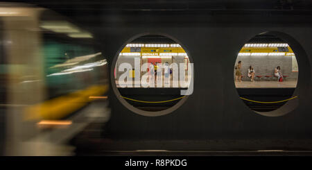 Vista orizzontale della Metropolitana di Milano, Italia. Foto Stock