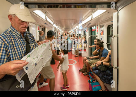 Vista orizzontale di persone che viaggiano sulla linea della metropolitana di Milano, Italia. Foto Stock