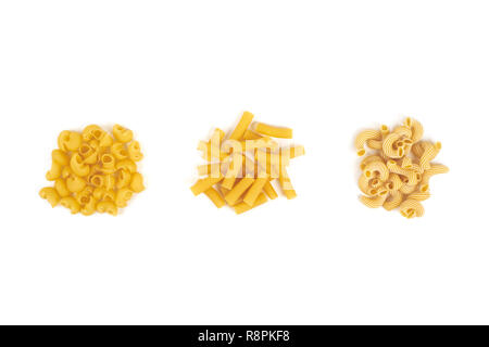 Diversi tipi di pasta isolati su sfondo bianco. Foto Stock