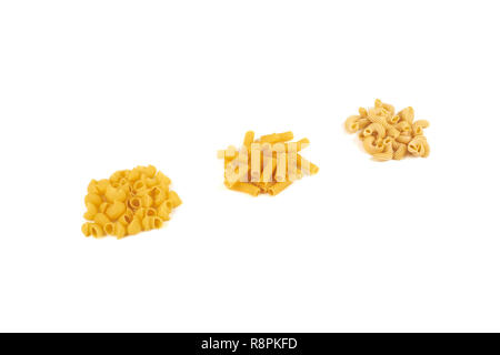 Diversi tipi di pasta isolati su sfondo bianco. Foto Stock