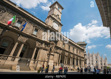 Streetview orizzontale della Camera di Commercio di Milano, Italia. Foto Stock