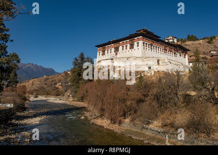 Paro Chu Fiume e Paro Dzong, Paro, Bhutan Foto Stock