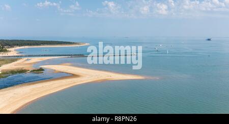 Francia, Charente Maritime, Saint Pierre d'Oleron, Boyardville, les Tannes de la Perrotine sandbank e Fort Boyard (vista aerea) Foto Stock