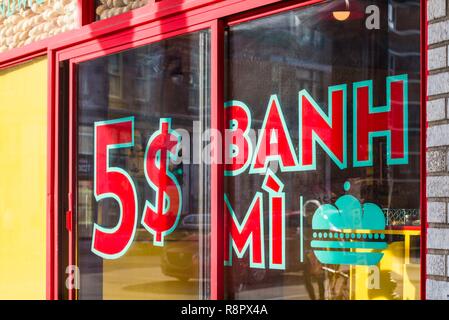 Canada Quebec, Montreal, St-Laurent Street, segno per cinque dollari Banh-Mi vietnamita panini Foto Stock