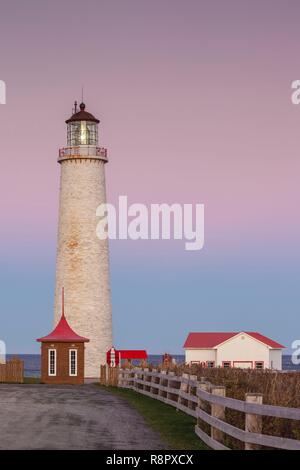 Canada Quebec, Gaspe Peninsula, Cap des Rosiers, Cap des Rosiers Lighthouse, crepuscolo Foto Stock