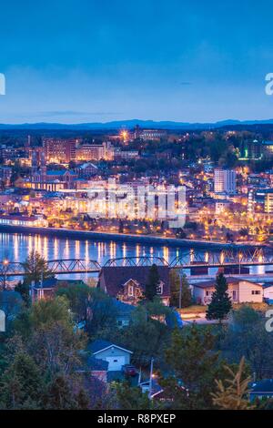 Canada Quebec, Saguenay-Lac Saint-Jean Regione, Saguenay Fjord, Saguenay-Chicoutimi, elevati vista città, Alba Foto Stock