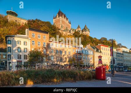 Canada Quebec, Quebec City, Chateau Frontenac Hotel ed edifici lungo Boulevard Champlain, alba Foto Stock