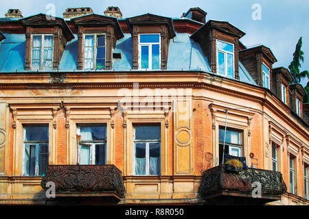 È un bellissimo edificio antico all'angolo della strada a Tbilisi città vecchia, Georgia Foto Stock