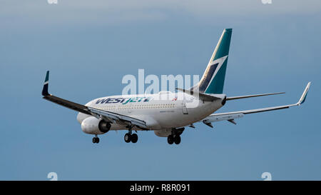 WestJet Airlines aereo Boeing 737 aereo jet aereo approccio finale di sbarco Foto Stock