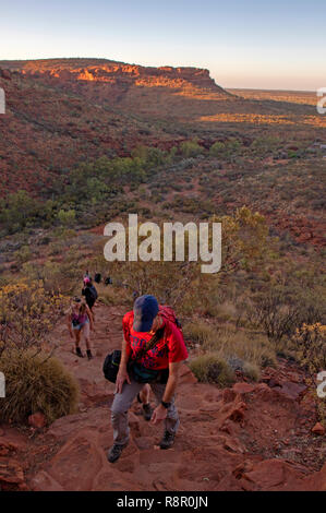 Gli escursionisti salendo sul cerchione a piedi al Kings Canyon Foto Stock