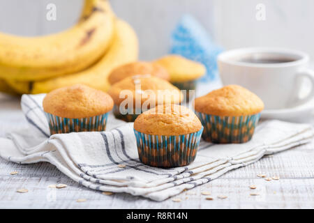 Un sano muffin alla banana con fiocchi di avena sul tavolo bianco Foto Stock