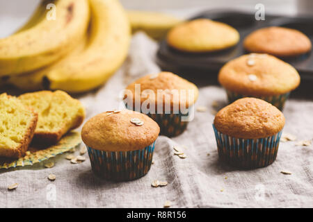 In casa banana oat muffin sul tavolo. Primo piano Foto Stock