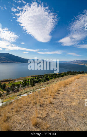 Magnifica vista sul lago Okanagan e valle con bizzarre nuvole nel cielo Foto Stock