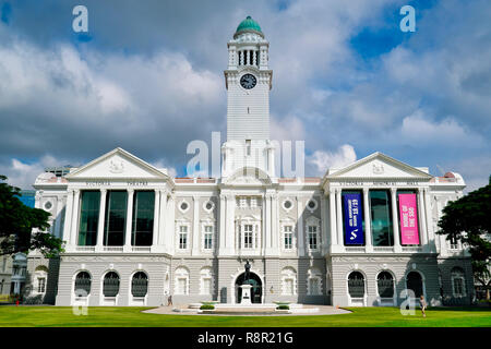 Il Victoria Theatre e il Victoria Memorial Hall, dal Fiume Singapore, nel quartiere coloniale di Singapore; anteriore: Statua di Stamford Raffles Foto Stock