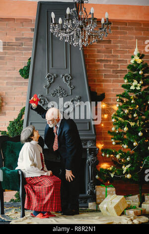 Un elegante vecchia coppia celebrano il Natale Foto Stock
