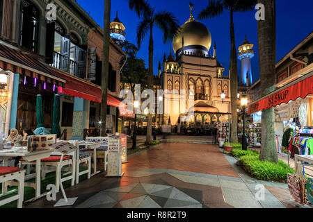 Singapore, Singapore - 19 Ottobre 2018: ristoranti di fronte alla Masjid Sultan (Moschea del Sultano) in Muscat Street - Kampong Glam. Il quartiere musulmano, Ar Foto Stock