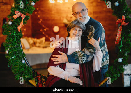 Un elegante vecchia coppia celebrano il Natale Foto Stock