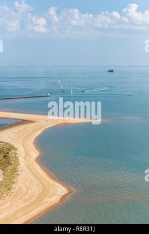 Francia, Charente Maritime, Saint Pierre d'Oleron, les Tannes de la Perrotine sandbank e Fort Boyard (vista aerea) Foto Stock