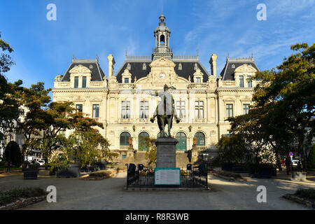 Francia, Morbihan, il Golfo di Morbihan, Vannes, il municipio e la statua di Richemont di Arthur Jacques Le Duc Foto Stock