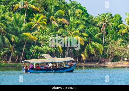 India, stato del Kerala, Quilon distretto, Munroe island o Munroturuttu, inland isola alla confluenza del Lago Ashtamudi e fiume Kallada, backwaters (lagune e reti di canali) gita in barca Foto Stock