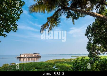 India, stato del Kerala, Kumarakom, paesino immerso nella cornice del Lago Vembanad, crociera sul backwaters (lagune e canali reti) con una kettuvallam (casa tradizionale barca) Foto Stock