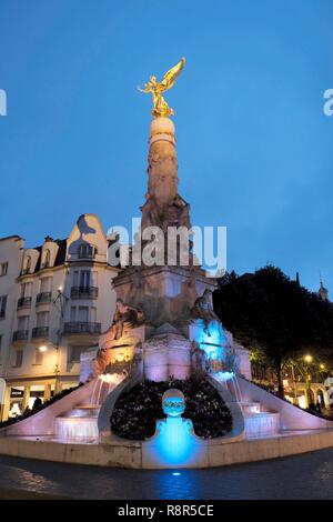 Francia, Marne, Reims, Place Drouet d Erlon, Sube fontana con Vittoria alata Foto Stock