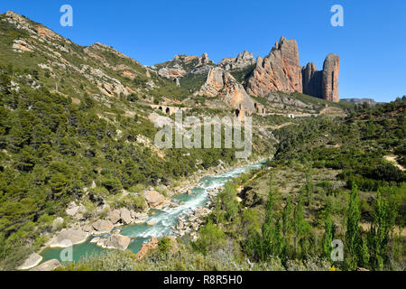 Spagna, Hoya de Huesca, Rio Gallego Valley, Los Mallos, Gallego fiume e Mallos di Riglos Foto Stock